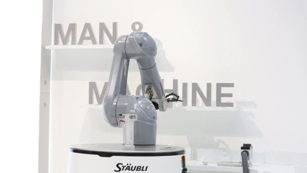 Robot bergerak otomatis HelMo di Staubli berdiri di Messe fair di Hannover, Jerman — Stok Video