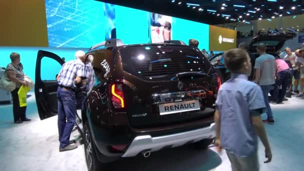 Renault kiállítási stand a moszkvai Nemzetközi Automobil szalon 2018-ban Oroszországban — Stock videók