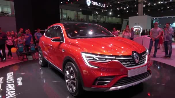 Nuova auto Renault Arkana allo stand espositivo sul Salone Internazionale dell'Automobile di Mosca 2018 in Russia — Video Stock