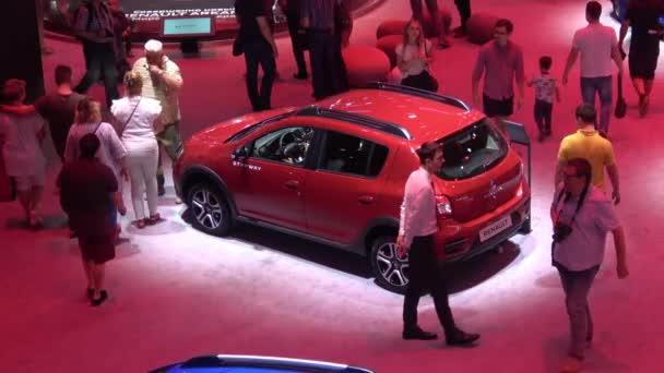 Выставочный стенд Renault на Московском международном автомобильном салоне 2018 в России — стоковое видео