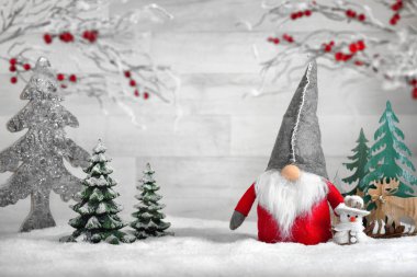Bir Noel baba kukla, kardan adam, reindeers ve ağaçlarda kar kış ve yılbaşı, için süs düzenleme