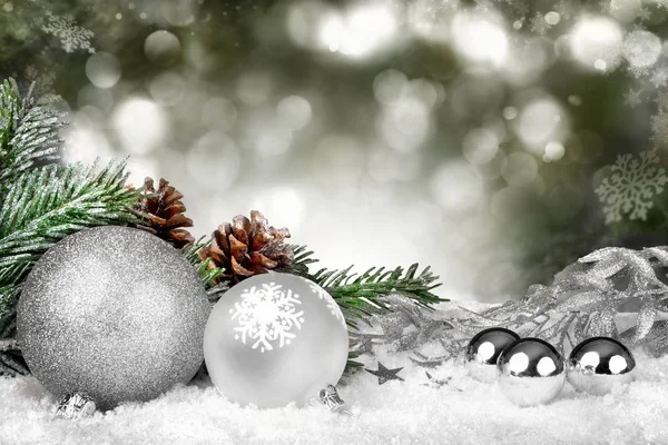 Csillogó Karácsonyi Jelenet Ezüst Dísztárgy Fenyő Ágak Fenyőtobozok Defocused Fények — Stock Fotó
