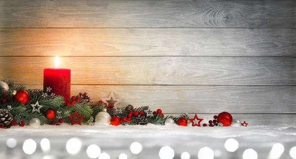 Рождественский Рождественский Деревянный Фон Горящей Свечой Снегу Украшенный Еловыми Ветвями — стоковое фото
