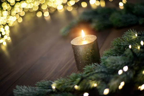 Ambiente Navideño Con Velas Ramas Abeto Luces Mesa Madera Oscura — Foto de Stock