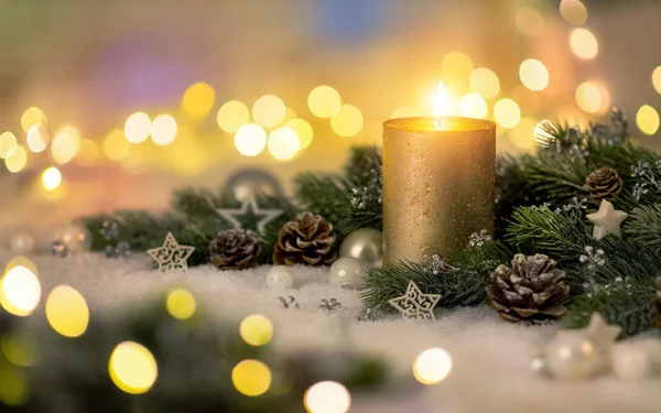 在温暖的灯光下装饰圣诞装饰 在雪地上有蜡烛 冷杉树枝和装饰品 — 图库照片