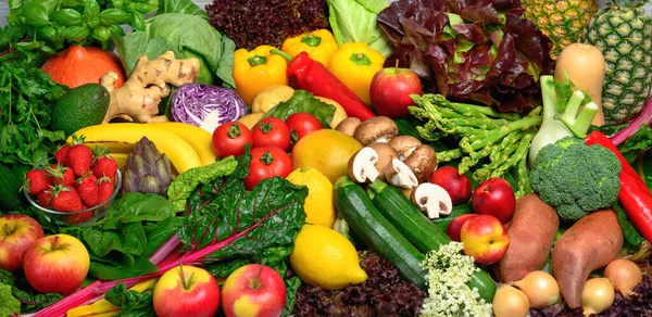 Ułożone Stos Owoców Warzyw Wielu Apetycznych Kolorach Zapraszając Prowadzenia Zdrowego — Zdjęcie stockowe