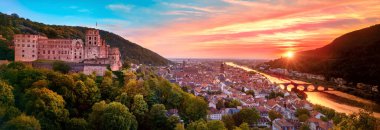 Almanya, Heidelberg 'in muhteşem panoramik manzarası, rüya gibi renklerle muhteşem bir gün batımı.