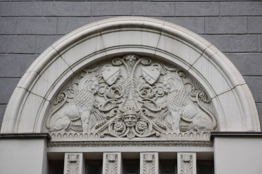 Apartman girişinde yukarıda kabartma bir dekor unsurları olarak hizmet vermektedir. Binanın mimar Peter Antipov 1914'te inşa edildi. Rusya, Moskova, 2018 olabilir.