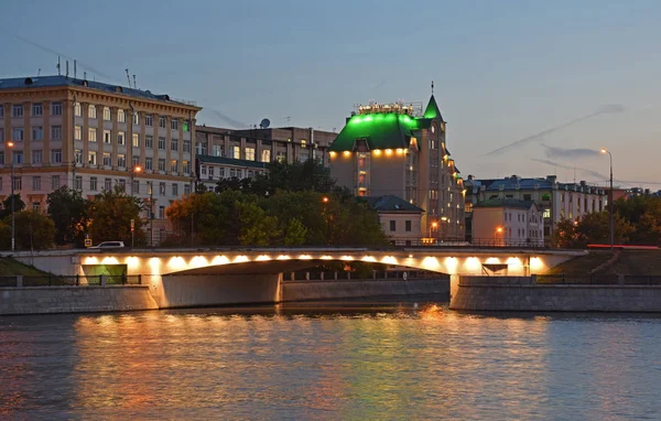 Мост Здание Зеленой Крышей Вечером Россия Москва Июнь 2018 — стоковое фото