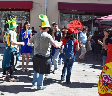 Rusya, Moskova, Haziran 2018. Canlı bir görüşme Moskova sokaklarında farklı ülkeden turist. 2018 FIFA Dünya Kupası Rusya. 