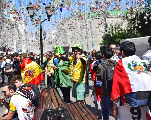 Rusya, Moskova, Haziran 2018. Moskova'da sokakta farklı ülkelerin futbolseverleri. 2018 FIFA Dünya Kupası Rusya. 