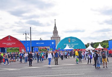 Rusya, Moskova, Haziran 2018. Fan Zone maç başlamadan önce serçe tepelerde. 2018 FIFA Dünya Kupası Rusya. 