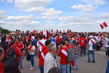 Rusya, Moskova, Haziran 2018. Futbol taraftarları fan bölgede Vorobyovy kanlı Peru'da bir toplantı var. 2018 FIFA Dünya Kupası Rusya. 