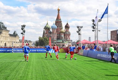 Rusya, Moskova, Haziran 2018. Futbol şefaat Katedrali arka planı. 2018 FIFA Dünya Kupası Rusya. Kızıl Meydan Moskova'da Fan Zone.
