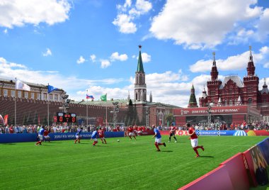 Rusya, Moskova, Haziran 2018. Fransa ve Danimarka futbol taraftarları maçı. 2018 FIFA Dünya Kupası Rusya. Kızıl Meydan Moskova'da Fan Zone.
