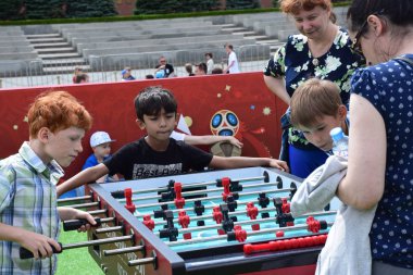Rusya, Moskova, Haziran 2018. Masa futbolu gergin anı. 2018 FIFA Dünya Kupası Rusya. Kızıl Meydan Moskova'da Fan Zone.