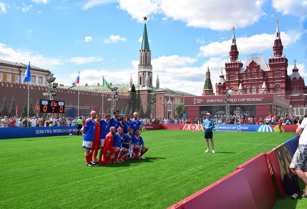 Rusya, Moskova, Haziran 2018. Fransız fanlar oluşan bir ekip. 2018 FIFA Dünya Kupası Rusya. Kızıl Meydan Moskova'da Fan Zone.