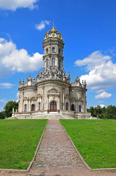 Tanrı'nın annesi Dubrovitsy içinde iz Tapınağı Prens Boris Golitsyn Emlak 1703 İtalyan barok tarzında inşa edilmiştir. Rusya, Moscow region, Temmuz 2018.
