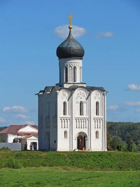 Nerl 河的代祷教会是在1165年建造的 以纪念安德鲁王子 Bogolyubsky 保加利亚人的胜利 俄罗斯 弗拉基米尔 2015年8月 — 图库照片
