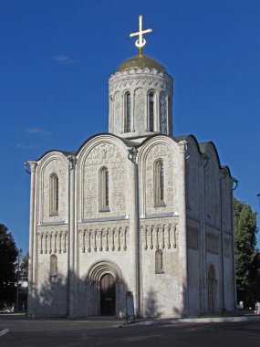 Vladimir Dmitrovsky kilisede 1191 Prens Vsevolod beyaz taş altında inşa edilen ve azizler, hayvanlar ve bitkiler 600 kabartmaları ile dekore edilmiştir. Rusya, Vladimir, Ağustos 2015.