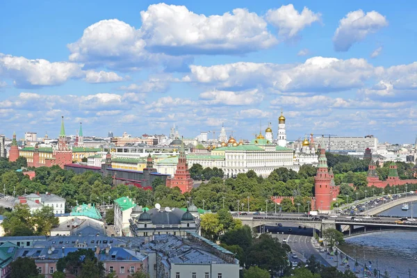 莫斯科克里姆林宫的一般看法 这张照片是从救世主基督大教堂的观察平台上拍摄的 俄罗斯 莫斯科 2018年8月 — 图库照片