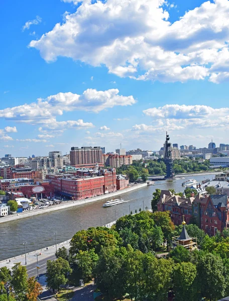A görüntülemek anıtın Peter. Fotoğraf Kurtarıcı İsa Katedrali gözlem platformu çekilmişti. Rusya, Moskova, Ağustos 2018.