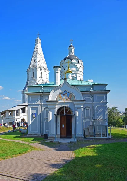 第十六世纪 科洛明斯科耶村建有一座钟楼和一间餐厅的圣乔治教堂 俄罗斯 莫斯科 2018年8月 — 图库照片