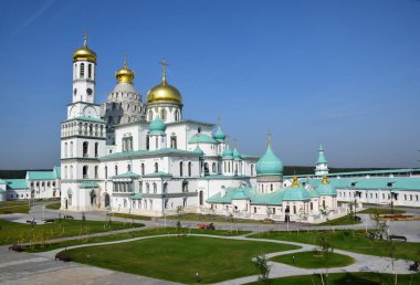 Diriliş Katedrali yeni Kudüs manastır kilisenin Kudüs'te Kutsal türbe benzerlik yılında yaptırılmıştır. Katedral 1685 kutsandı. Rusya, Istra, Eylül 2018