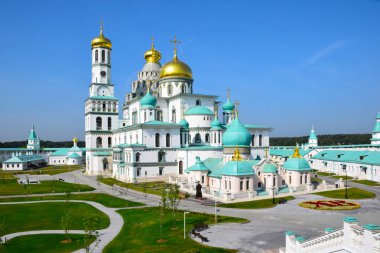 Diriliş Katedrali yeni Kudüs manastır kilisenin Kudüs'te Kutsal türbe benzerlik yılında yaptırılmıştır. Katedral 1685 kutsandı. Rusya, Istra, Eylül 2018