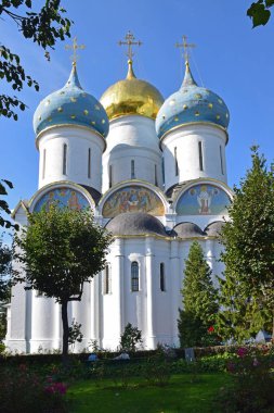 Görkemli varsayım Katedrali (1559-1585) beş kubbeli çar John IV. Grozny manastır ortasına buyruğuyla atılmıştır. . Rusya, Sergiev Posad, Eylül 2018.
