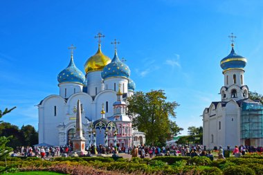 Görkemli varsayım Katedrali (1559-1585) beş kubbeli çar John IV. Grozny manastır ortasına buyruğuyla atılmıştır. . Rusya, Sergiev Posad, Eylül 2018.