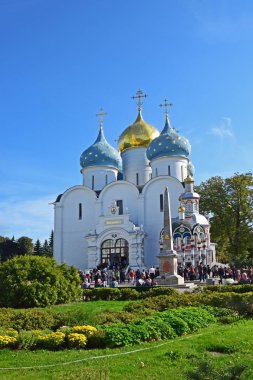 Görkemli varsayım Katedrali (1559-1585) beş kubbeli çar John IV. Grozny manastır ortasına buyruğuyla atılmıştır. . Rusya, Sergiev Posad, Eylül 2018.