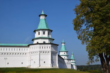Kale duvarı ve yeni Kudüs manastır sekiz kuleleri 1690 yılında Mimar Yakov Bukhvostov gözetiminde inşa edildi. Rusya, Istra, Eylül 2018