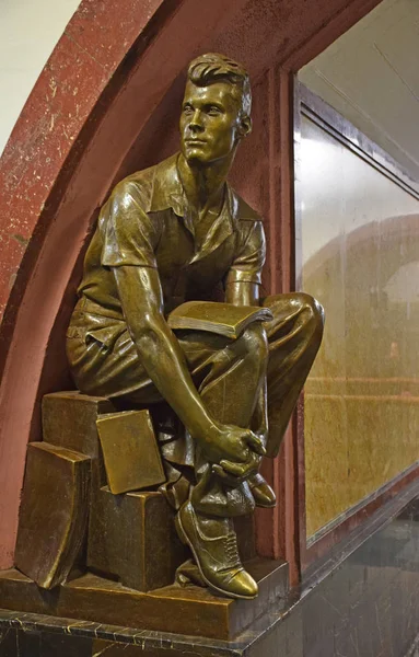 Öğrenciler heykel olan Revolutsii metro istasyonunda yer alır. Heykeltraş Matvey Manizer. 1938 yılında kurulan. Moskova, Rusya, Eylül 2018.