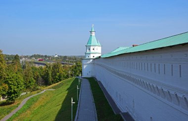 Kale duvarı ve yeni Kudüs manastır sekiz kuleleri 1690 yılında Mimar Yakov Bukhvostov gözetiminde inşa edildi. Rusya, Istra, Eylül 2018