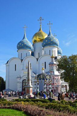 Görkemli varsayım Katedrali (1559-1585) beş kubbeli çar John IV. Grozny manastır ortasına buyruğuyla atılmıştır. . Rusya, Sergiev Posad, Eylül 2018.