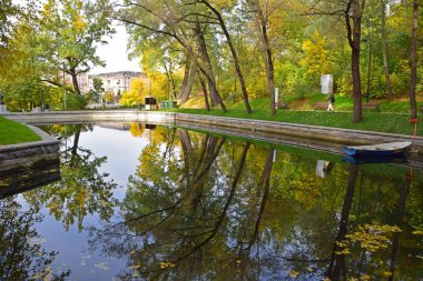 Neskuchny Bahçe Moskova Merkezi Neskuchnoye asil mirastan korunmuş Moskova Nehri kıyısında bir peyzaj park vardır. 1728 kuruldu. Rusya, Moskova, Ekim 2018.
