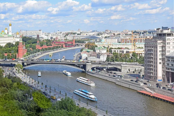 クレムリン 川の眺め 救世主キリスト大聖堂の展望台から写真を撮った ロシア モスクワ 2018年 — ストック写真