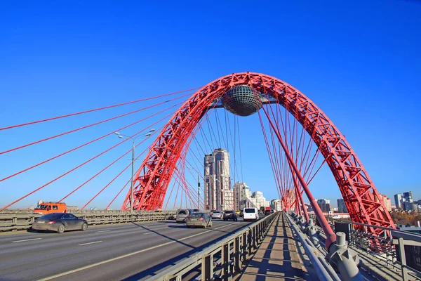 Pitoresk Köprüsü - askılı köprü Moskova Nehri üzerinde 27 Aralık 2007 tarihinde açıldı. Proje yazar Nikolay Shumakov mimar. Rusya, Moskova, Kasım 2018.