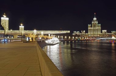 Moskova Nehri, dolgu ve gözlem güverte görünümünü. Rusya, Moskova, Mart 2019
