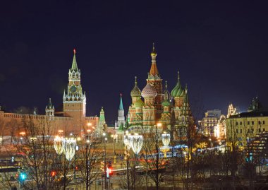 Pokrovsky Katedrali 1561 inşa edilmiştir. Katedral Postnik ve Barma mimarmış. Tapınağın tarzı Rus mimari geleneklerini birleştirir. Moskova, Rusya, Mart 2019.