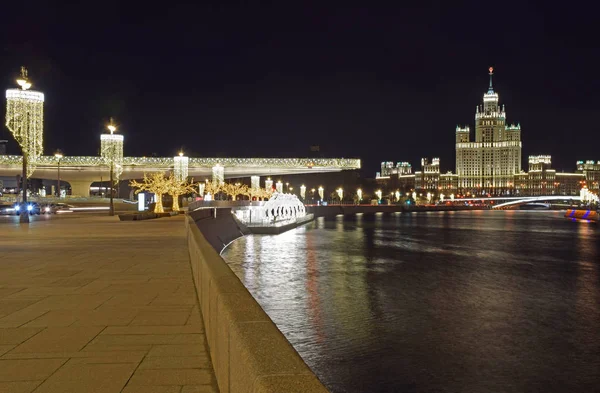 Blick Auf Den Fluss Moskau Die Böschung Und Die Aussichtsplattform — Stockfoto