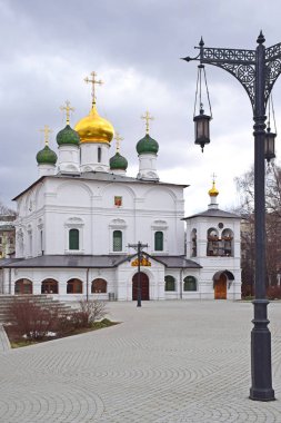 Sretensky Manastırı 'nın ana tapınak Kilisesi, 1679 yılında Tsar Mihail Romanov 'un egemenliğinde yeniden inşa edilmiştir. Rusya, Moskova, Mart 2019.