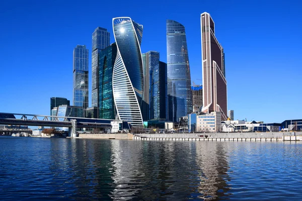 Moskova Uluslararası İş Merkezi Moskova-şehir Moskva Nehri kıyısında yüksek katlı binalar. İnşaat 1998 başlangıcı. İnşaat devam ediyor. Rusya, Moskova, Mart 2019.