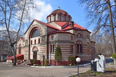 Kuntsevo 'da Tanrı 'nın annesinin Işaretler simgesinin onuruna tapınak 1911-1913 yılında Nevizati tarzında inşa edilmiştir. Mimar Sergey Soloviev. Rusya, Moskova, Nisan 2019