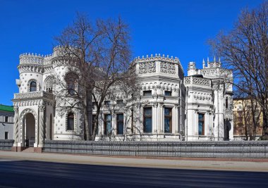 İdari bina, mimar Victor Mazyrin tarafından 1895-1899 yılında inşa edilen Arseny Morozov'un eski malikanesidir. Rusya, Moskova, Nisan 2019.