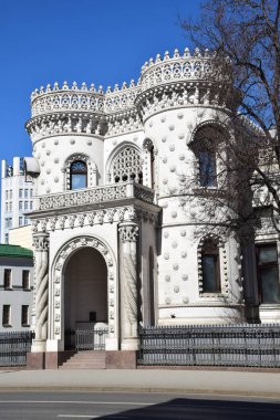 İdari bina, mimar Victor Mazyrin tarafından 1895-1899 yılında inşa edilen Arseny Morozov'un eski malikanesidir. Rusya, Moskova, Nisan 2019.