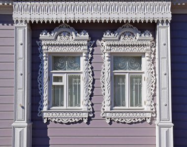 Şehir merkezinde bir konut binanın pencereleri oyulmuş dekor. Rusya, Kolomna, Nisan 2019.