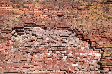 Kolomna Kremlin'in yıkık kale duvarının bir parçası. Rusya, Kolomna, Nisan 2019.