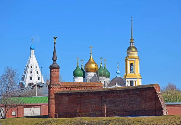 Kolomna Kremlin içinde Kolomna kiliselerinin kubbeleri. Rusya, Kolomna, Nisan 2019.
